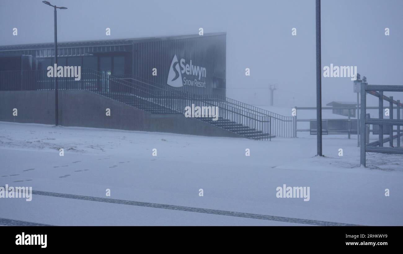 Selwyn Snow Resort, New South Wales, Australien, 18. August 2023. Schneit im Skigebiet Mount Selwyn. Mount Selwyn wurde nach der Zerstörung durch die Bush-Brände 2020 wieder aufgebaut. Bisher war es aufgrund der globalen Erwärmung eine schlechte Schneesaison in den Snowy Mountains Australia Credit PjHickox/Alamy Live News Stockfoto