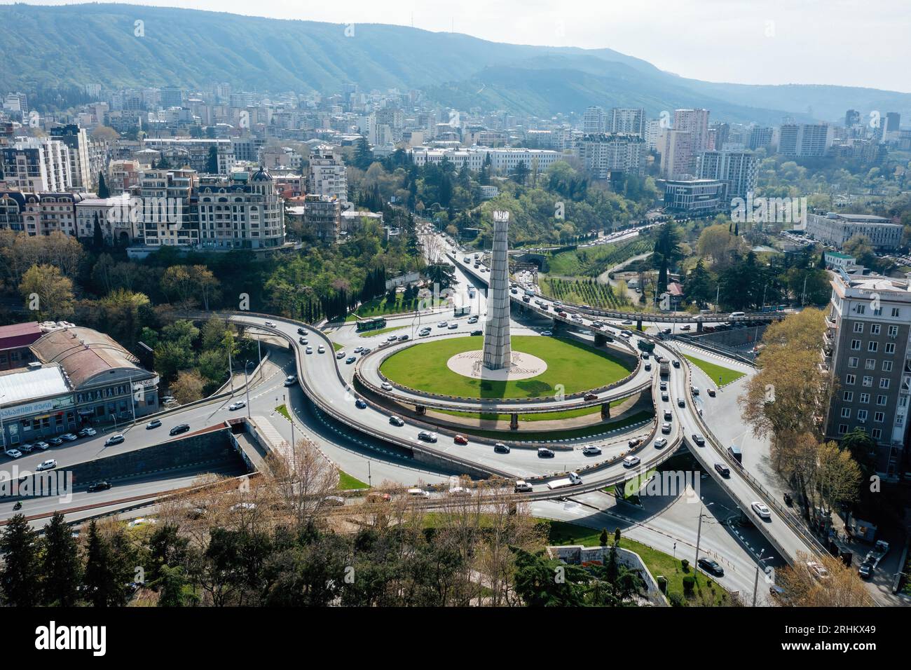 Ringstraße Kreuzung in der Nähe des Platzes der Helden, Tiflis, Luftaufnahme. Stockfoto