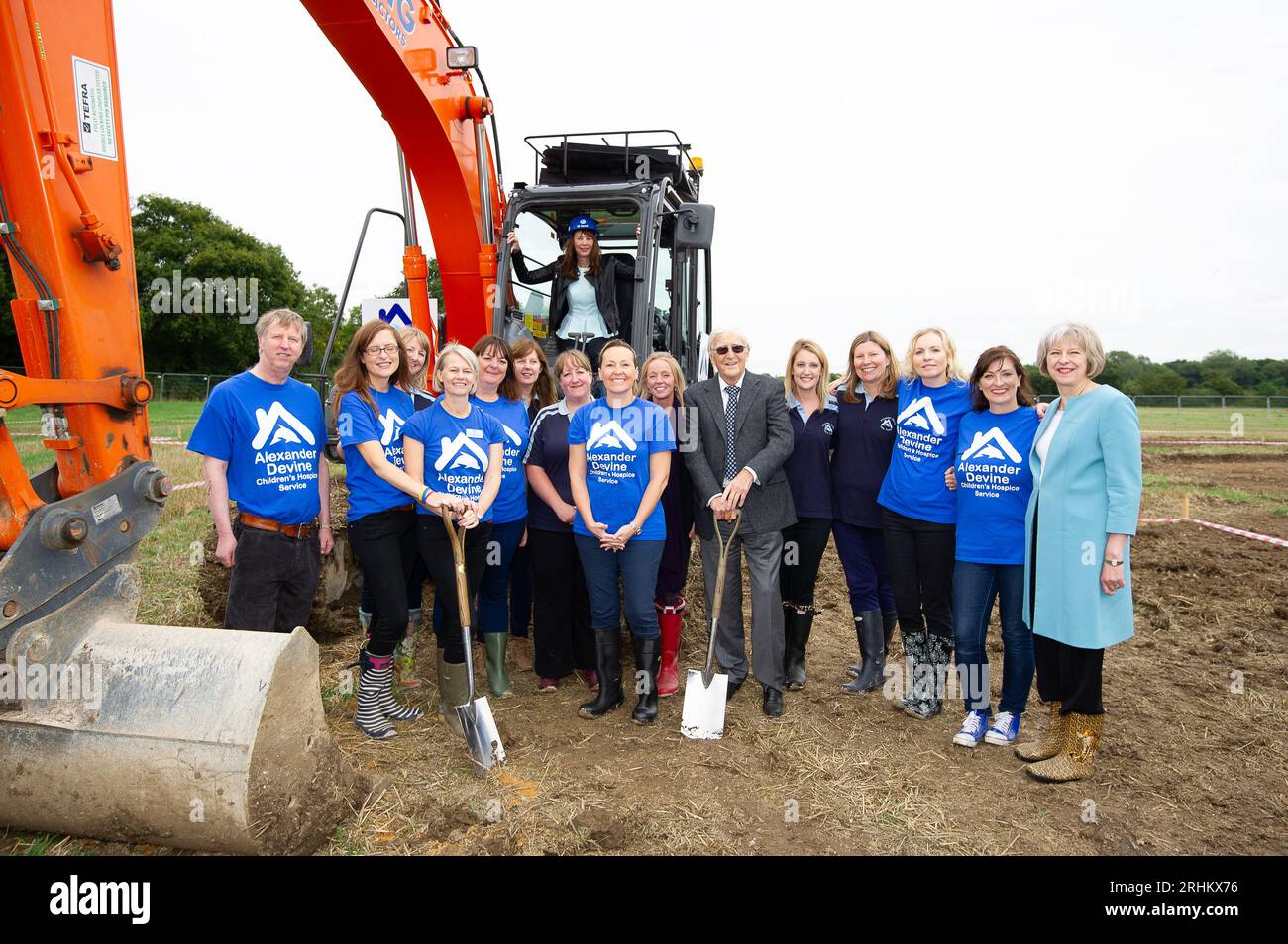 DATEIBILDER. August 2023. Heute wurde bekannt gegeben, dass der Fernsehmoderator und Moderator Sir Michael Parkinson im Alter von 88 Jahren gestorben ist. Sir Michael Parkinson wird bei der Zeremonie zum Zerbrechen des Bodens des Alexander Divine Children's Hospice im Woodlands Park bei Maidenhead, Berkshire, abgebildet. Sir Michael war ein Patron der Wohltätigkeitsorganisation und war dort, um den Beginn des Bauens des Hospizes zusammen mit den Hospice-Gründern Fiona Devine und John Devine sowie dem Bürgermeister und Führer des Royal Borough of Windsor and Maidenhead zu feiern. Ehrengast war die Abgeordnete Rt Hon Theresa May Stockfoto