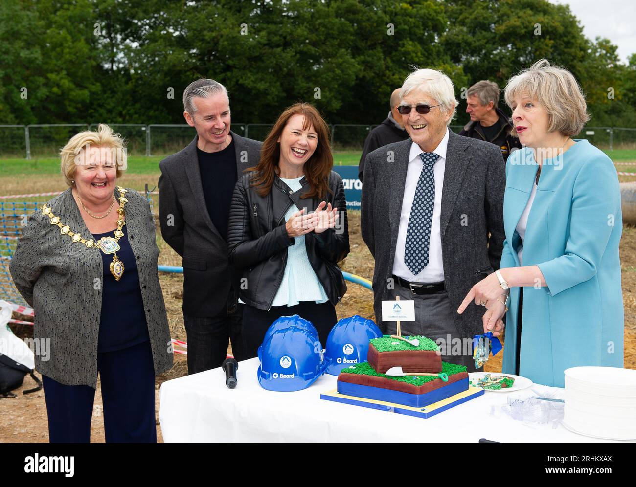 DATEIBILDER. August 2023. Heute wurde bekannt gegeben, dass der Fernsehmoderator und Moderator Sir Michael Parkinson im Alter von 88 Jahren gestorben ist. Sir Michael Parkinson wird bei der Zeremonie zum Zerbrechen des Bodens des Alexander Divine Children's Hospice im Woodlands Park bei Maidenhead, Berkshire, abgebildet. Sir Michael war ein Patron der Wohltätigkeitsorganisation und war dort, um den Beginn des Bauens des Hospizes zusammen mit den Hospice-Gründern Fiona Devine (M) und John Devine sowie dem Bürgermeister und Führer des Royal Borough of Windsor and Maidenhead zu feiern. Ehrengast war die Rt Hon Theresa May (R) Stockfoto