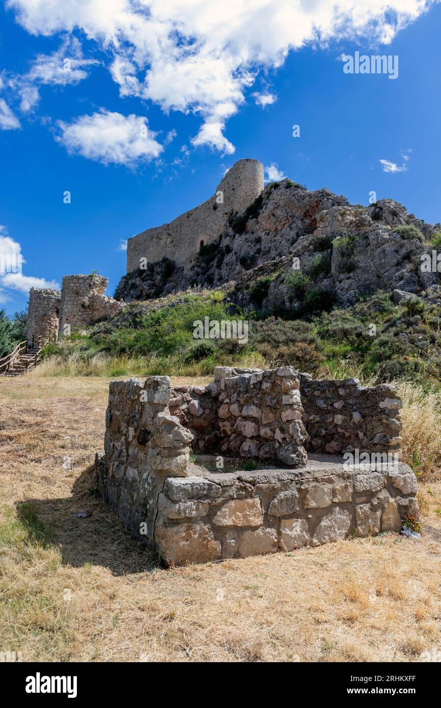 Europa, Spanien, Kastilien und Leon, Poza de la Sal, Schloss Rojas mit Ruinen von Schlachten darunter Stockfoto