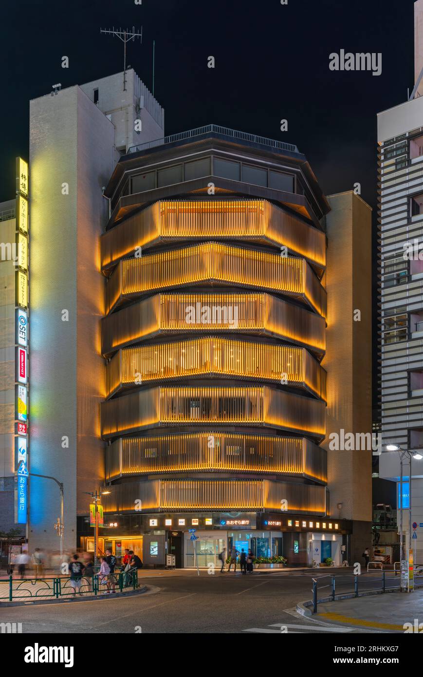 tokio, japan - 7. august 2023: Das Yasuyo-Gebäude, das in Shinjuku von den japanischen Architekten Shindo Akashi und Yoshiro Taniguchi in den 70er Jahren mit einem Eye-catc errichtet wurde Stockfoto