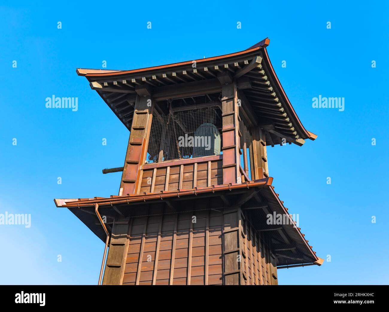 tokio, japan - dez 31 2022: Blick aus einem niedrigen Winkel auf die Spitze des Wahrzeichen-Gebäudes des dreistöckigen Glockenturms im Kurazukuri-Stil in Kawag Stockfoto