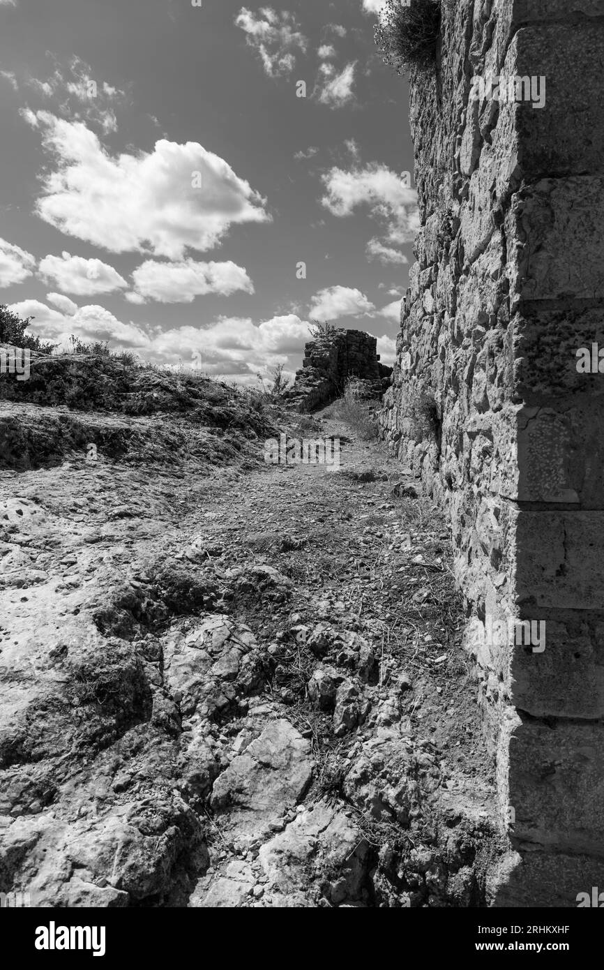 Europa, Spanien, Kastilien und Leon, Poza de la Sal, Schloss Rojas mit Ruinen von Zinnen auf dem Gipfel des Hügels Stockfoto