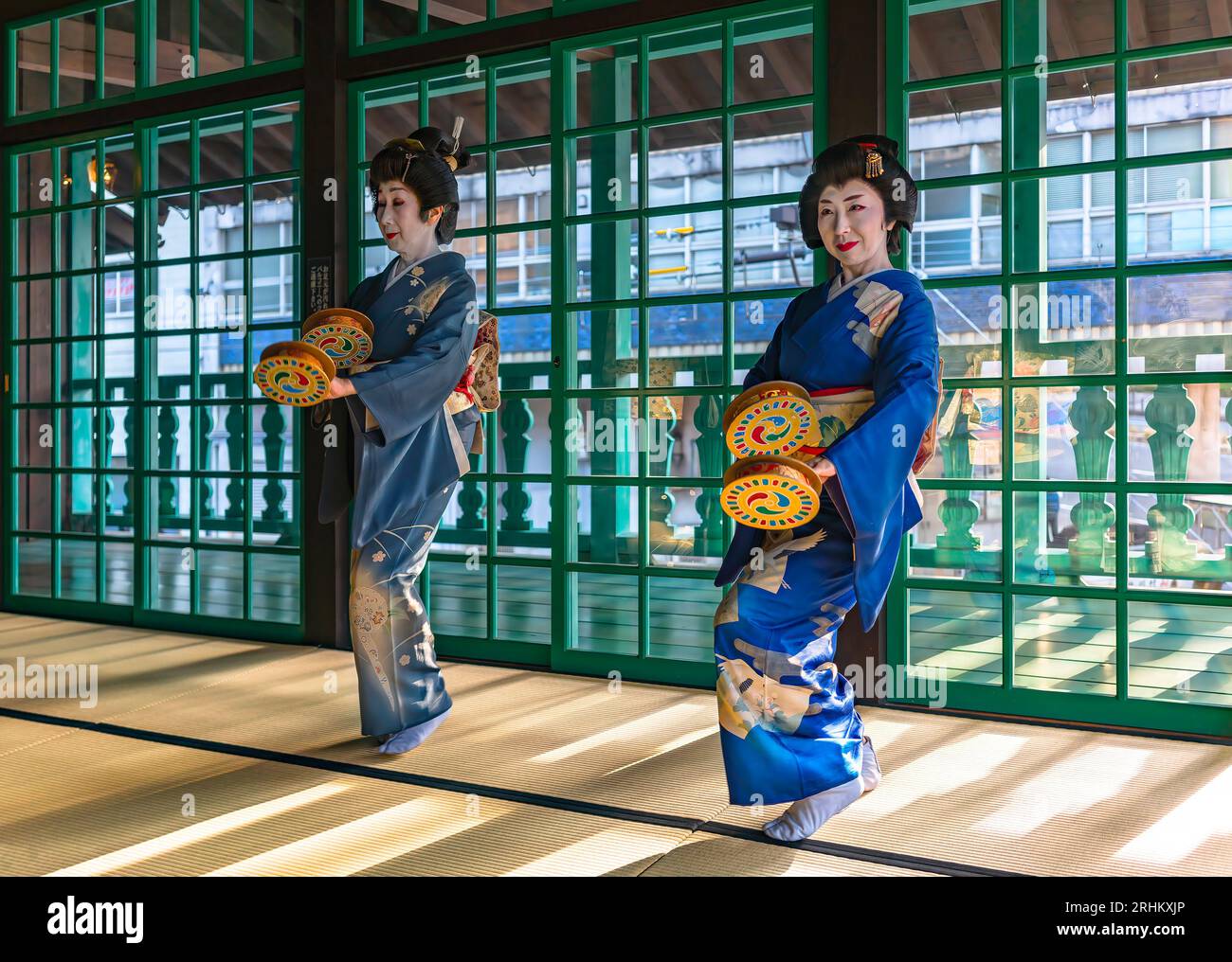 nagasaki, kyushu - 14. dezember 2022: Kostenlose Veranstaltung mit zwei japanischen Frauen mittleren Alters, die Kimono tragen und Furi-Dutsumi-Tambourine im ersten SH halten Stockfoto