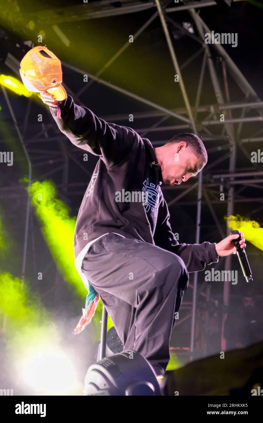 Der englische Hip-Hop-Musiker Benjamin Gerard Coyle-Larner, bekannt als Loyle Carner, trat live auf der Bühne des Boomtown Festivals auf. Stockfoto