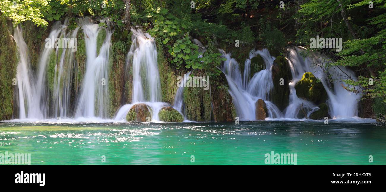 Panorama der Wasserfälle im Nationalpark der Plitvicer Seen, Kroatien, Europa. Majestätische Aussicht mit türkisfarbenem Wasser Stockfoto