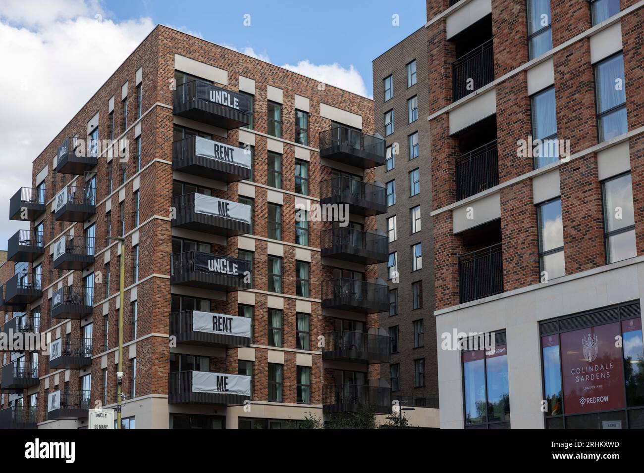 Immobilienmakler unterzeichnet Verkauf und Miete in London. Stockfoto