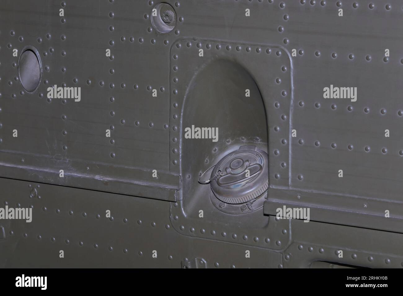 Mit Nieten Versehener Rumpf Des Militärhubschraubers Mit Tankdeckel Stockfoto