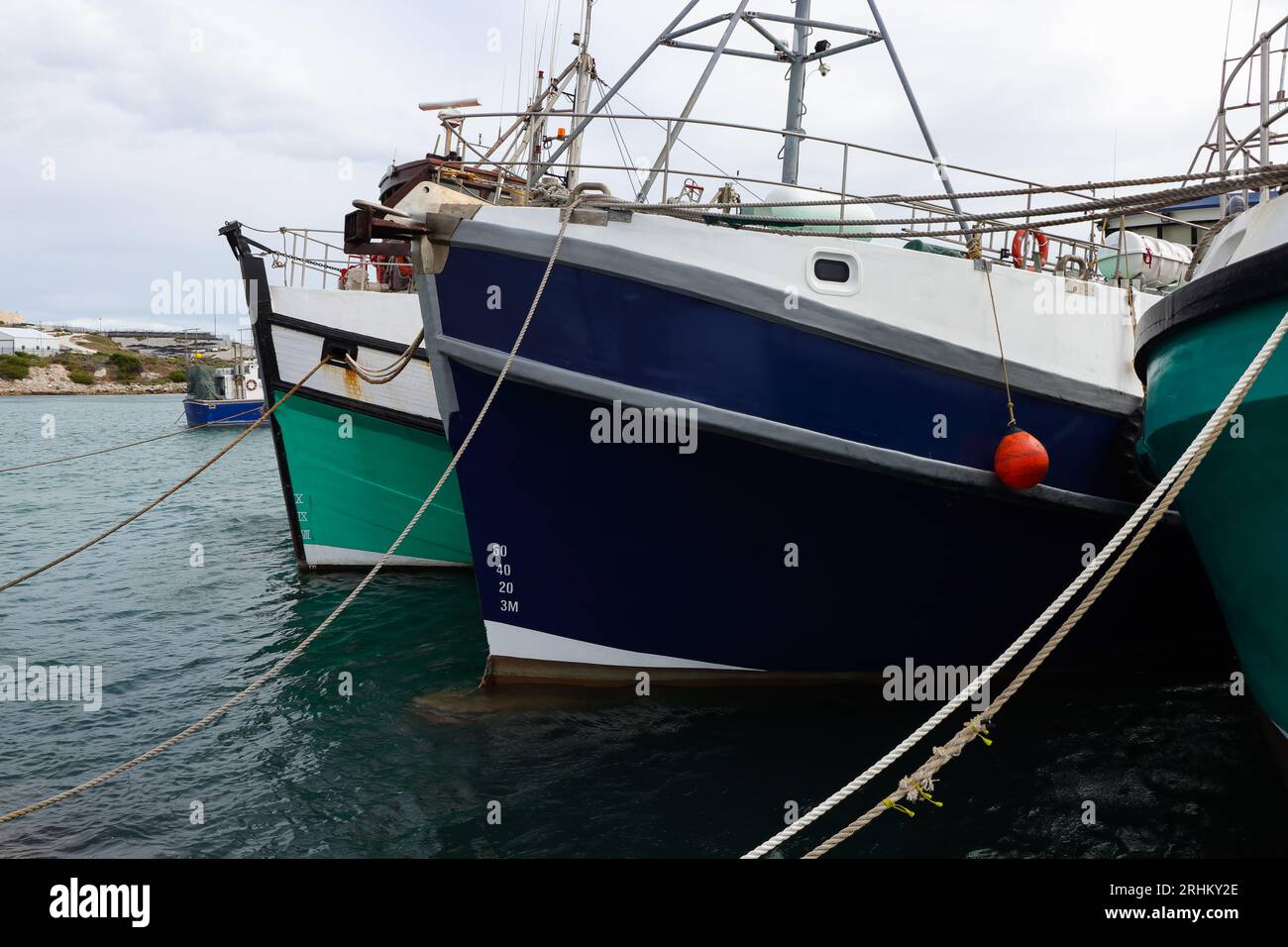 Fischerboote Aus Holz Im Kleinen Hafen Stockfoto
