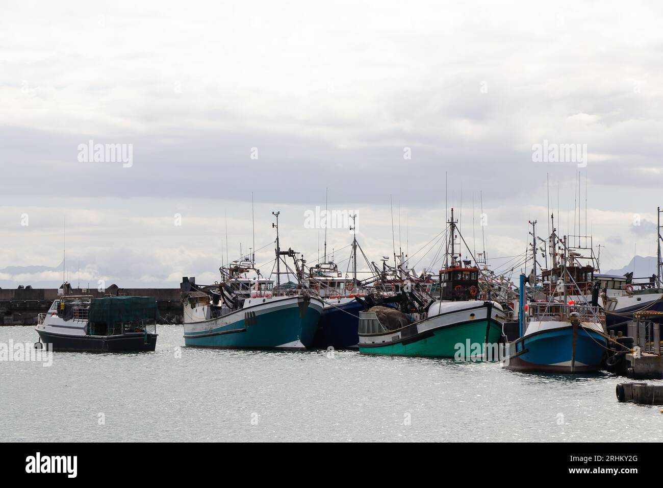 Fischertrawler-Boote Im Small Harbor Stockfoto