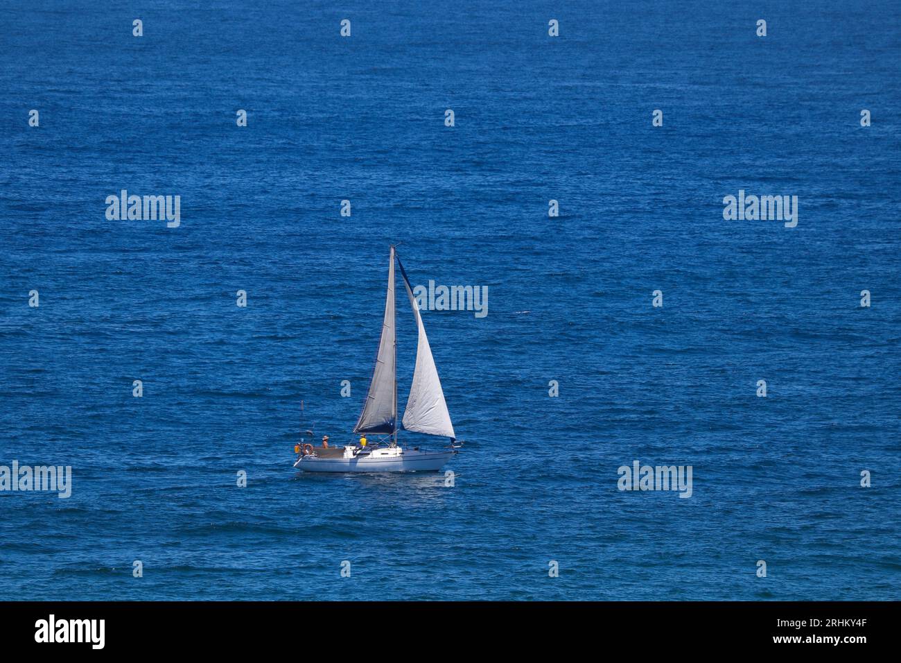 Kabine Segelboot Auf Offenem Blauem Ozean Stockfoto