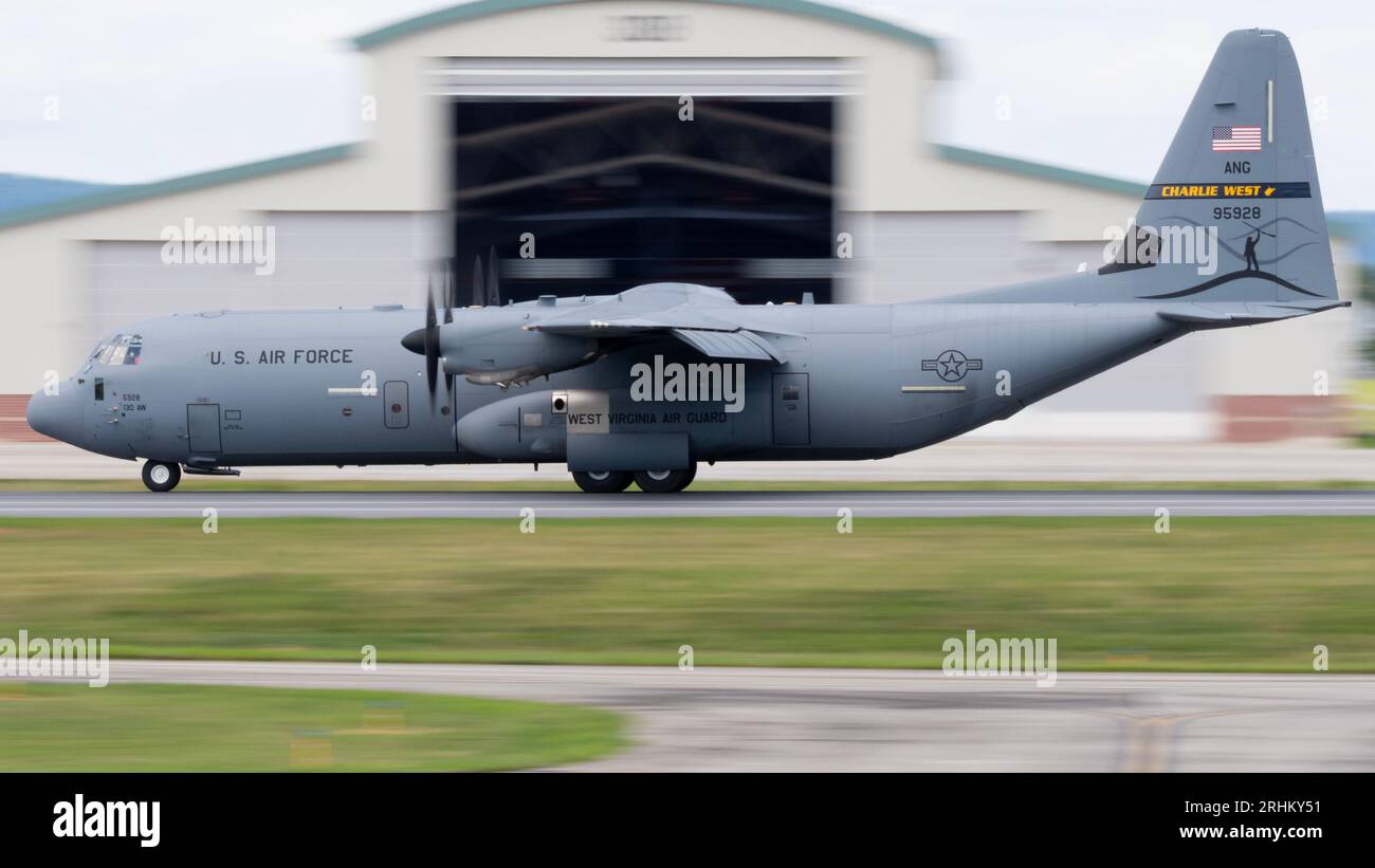 Eine West Virginia Air National Guard C-130 Hercules landet am Eastern West Virginia Regional Airport (Martinsburg Airport) Stockfoto