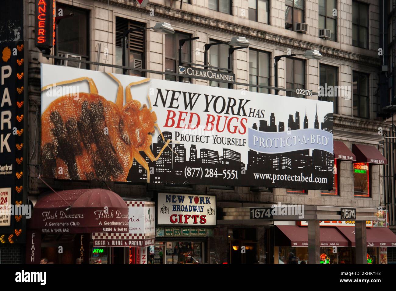 Midtown Manhattan West Plakatwand über Bed Bugs New York City 2009 Stockfoto