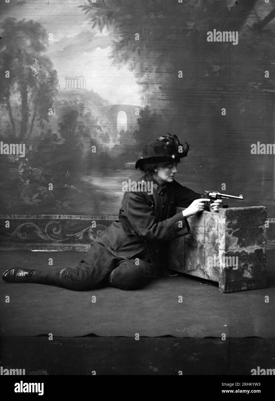 Constance Georgine Markievicz (geb. Gore-Booth), auch bekannt als Gräfin Markievicz und Madame Markievicz in Uniform bei der Untersuchung eines Colt New Service Model 1909 Revolvers, stellte sich um 1915 Stockfoto