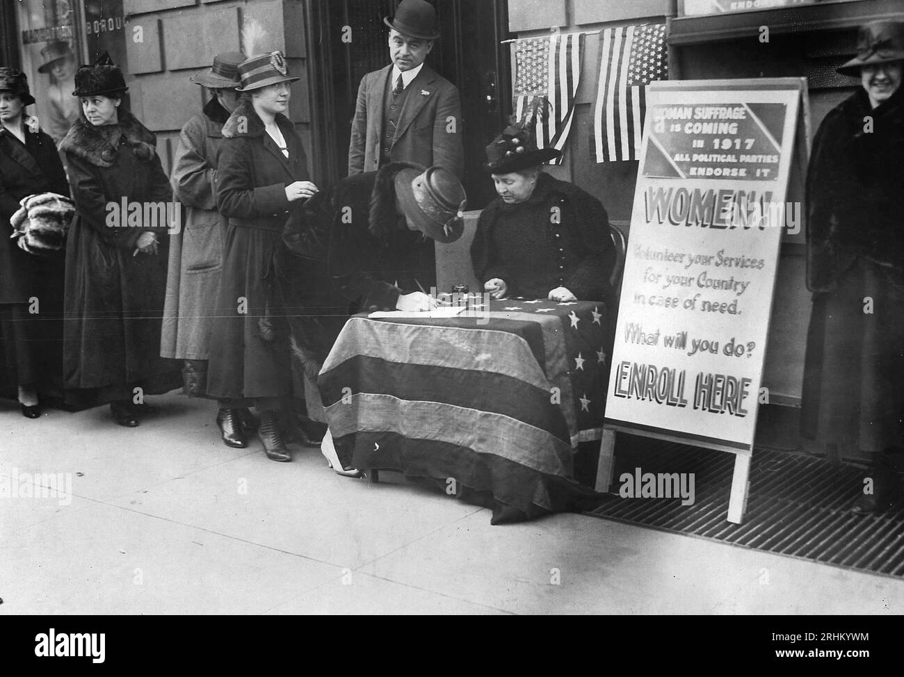 Frauen, die sich als Suffragetten einschreiben, sind bereit, ihrem Land zu helfen, als die Feindseligkeiten zwischen Deutschland und den Vereinigten Staaten ausbrachen. Stockfoto