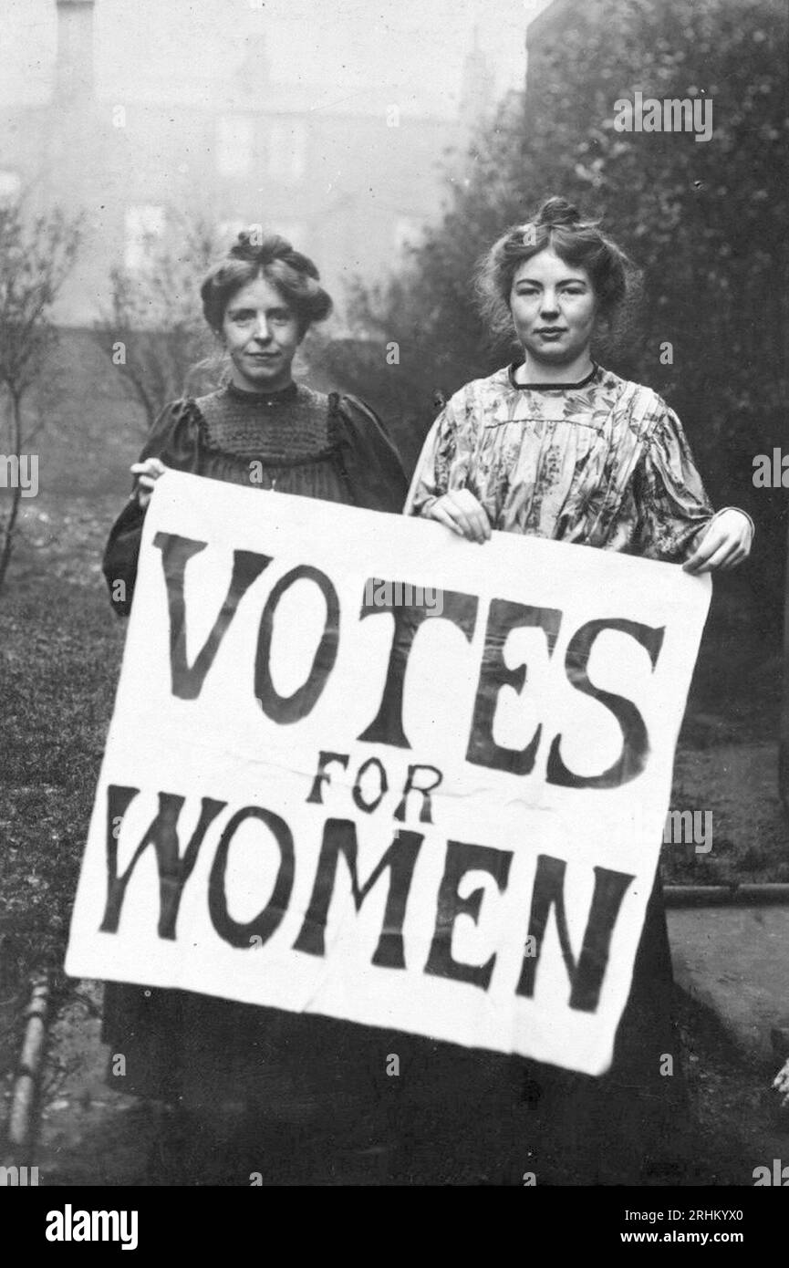 Annie Kennedy und Christabel Pankhurst mit einem Votes for Women-Poster Stockfoto