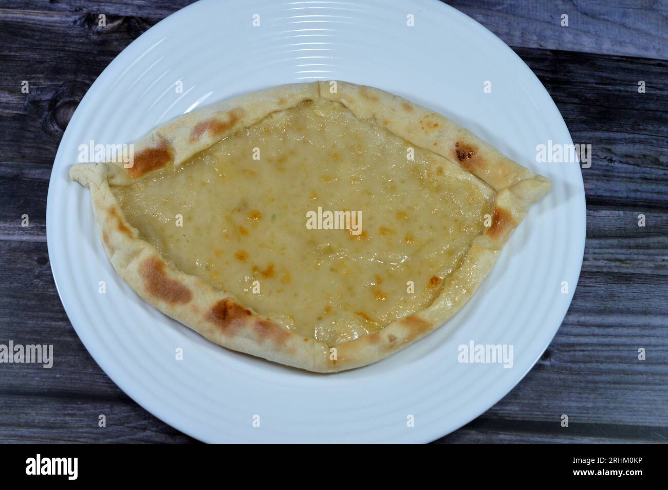 Honey Labneh Chakhtoura, Ein süßes gebackenes Gebäck aus Labna-Joghurt-Kuchen, das im Ofen gebacken und dann mit Labana-Joghurt aus dem Nahen Osten bedeckt ist Stockfoto