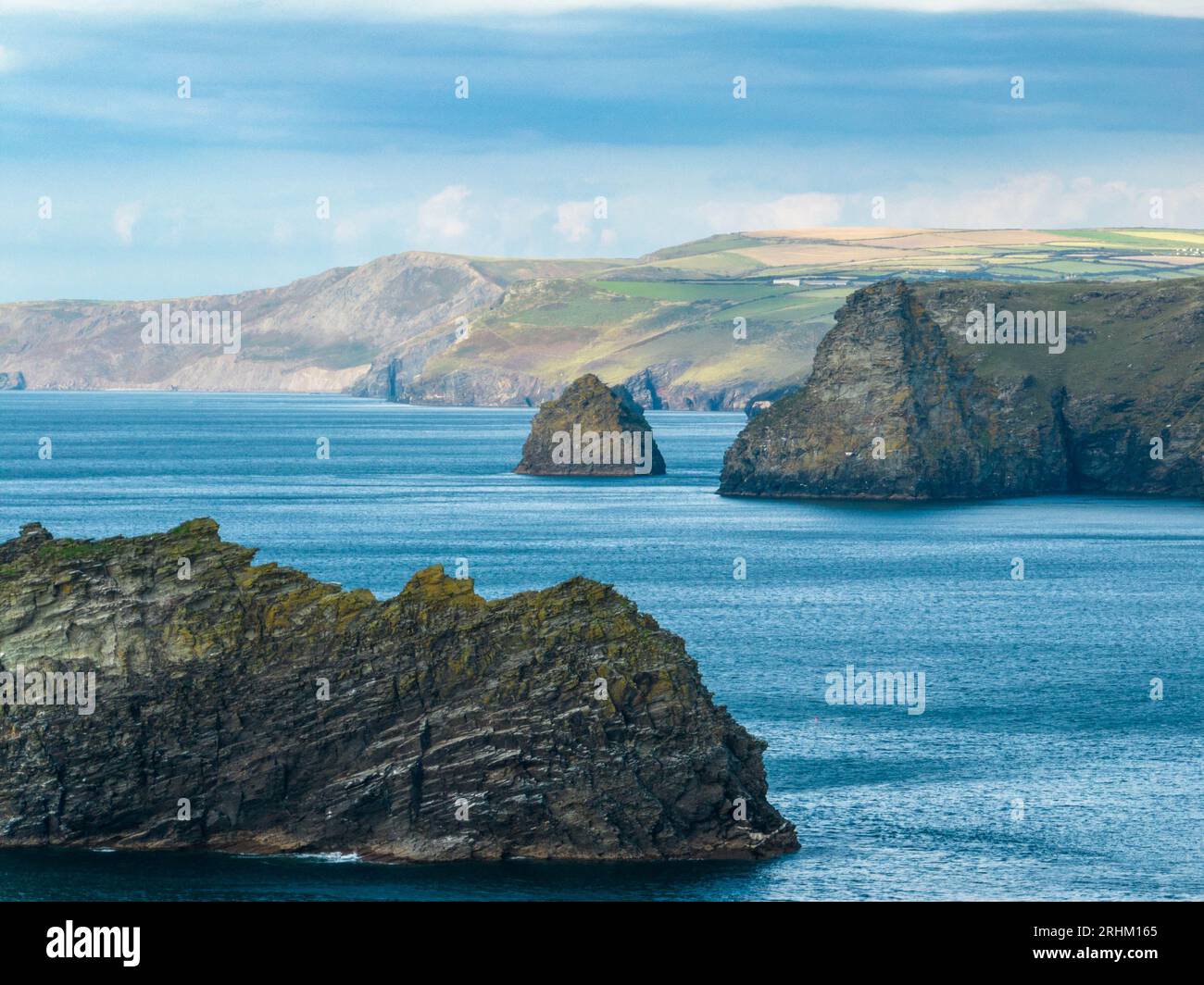 Die wunderschöne zerklüftete Küste mit Landzungen und Buchten nördlich von Tintagel, North Cornwall in Südwestengland. Luftaufnahme Stockfoto