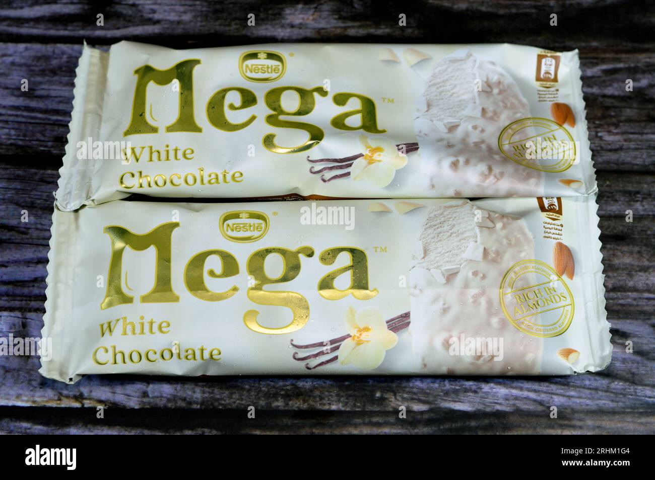 Kairo, Ägypten, 22. Juli 2023: Nestle Mega Vanilla Mandel Eisstock beschichtet, bedeckt mit einer Schicht weißer Schokolade mit Nüssen, Rich Flavored Ice cr Stockfoto