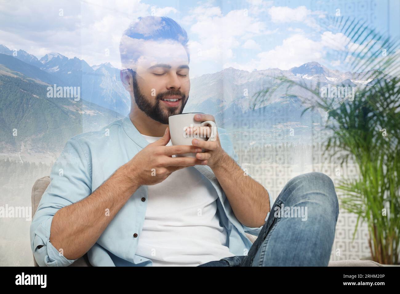 Junger Mann mit Tasse und Berglandschaft, Doppelbelichtung. Zustand der Achtsamkeit Stockfoto