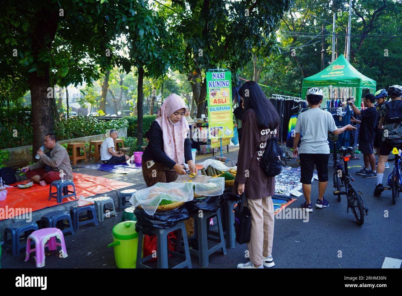 Juli 2023. Jakarta, Indonesien. Der Wochenmarkt findet während des autofreien Tages statt. Die Leute richten Verkaufsstände ein, um eine Vielzahl von Waren und FO zu verkaufen Stockfoto