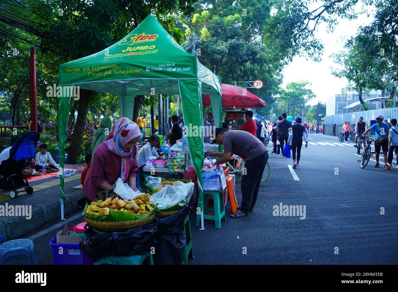 Juli 2023. Jakarta, Indonesien. Der Wochenmarkt findet während des autofreien Tages statt. Die Leute richten Verkaufsstände ein, um eine Vielzahl von Waren und FO zu verkaufen Stockfoto