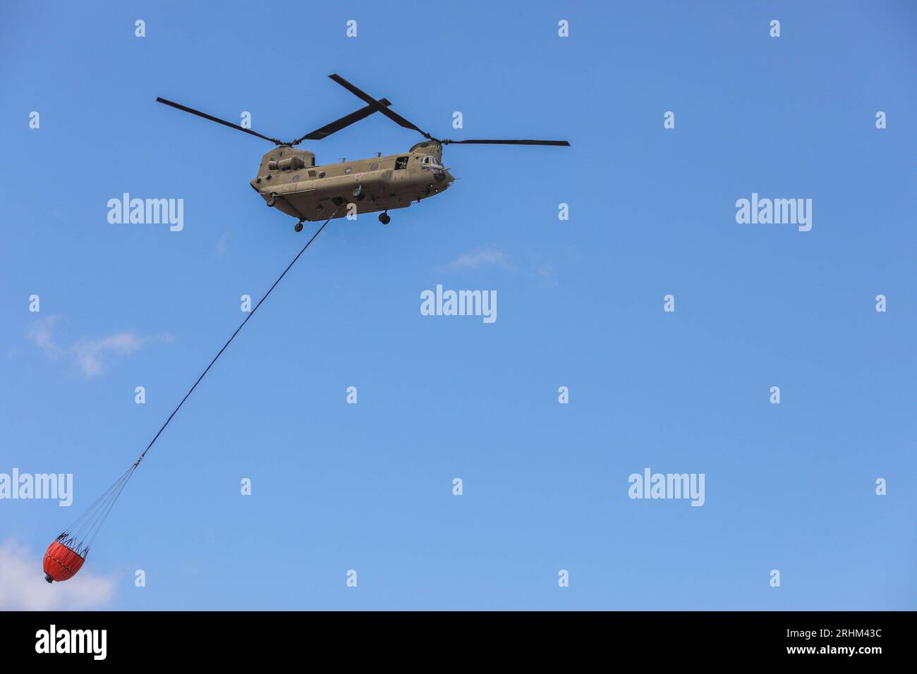 Lahaina, Maui, am 16. August 2023. Eine CH-47 Chinook der US-Armee füllt einen Eimer mit Meerwasser, um den Rand des Gebiets zu umschließen, das von den Waldbränden in Lahaina, Maui, am 16. August 2023 betroffen war. Mitglieder der Joint Task Force 50 (JTF-50) der Hawaii Army und der Air National Guard, U.S. Army Active Duty and Reserve unterstützen aktiv die Behörden des Maui County bei der Gewährleistung sofortiger Sicherheit, und Wohlergehen für die von den Waldbränden betroffenen Menschen, um die unerschütterliche Unterstützung der Gemeinde Maui und der Ersthelfer sicherzustellen. Foto: SPC. Tonia Ciancanelli/USA Armee-Nationalgarde/UPI Stockfoto