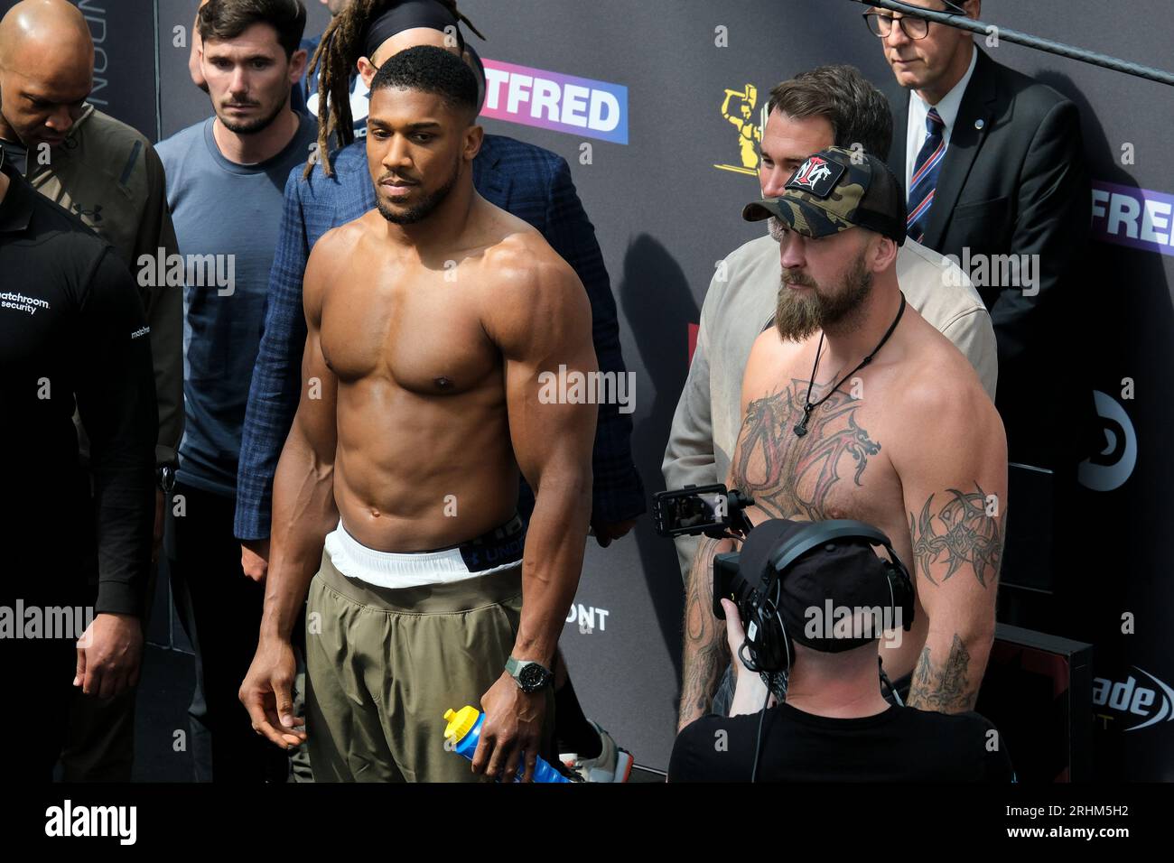 Die Schwergewichtsboxer Anthony Joshua und Robert Helenius nehmen an der Spielpublicity und einem Wiegen vor einem geplanten Kampf in der 02 Arena Teil Stockfoto