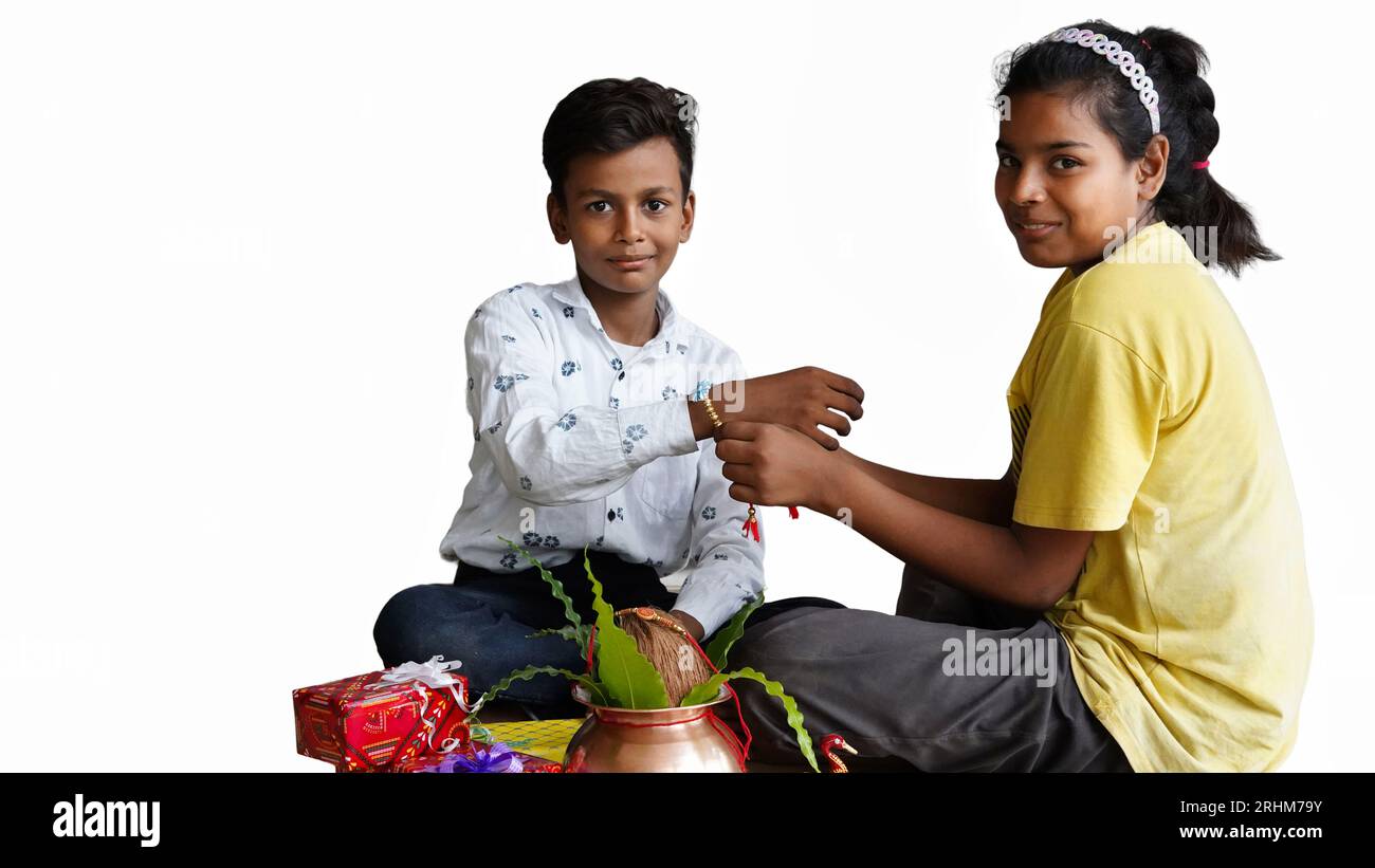 Teenager indischer Bruder und Schwester feiern raksha Bandhan Festival. Stockfoto