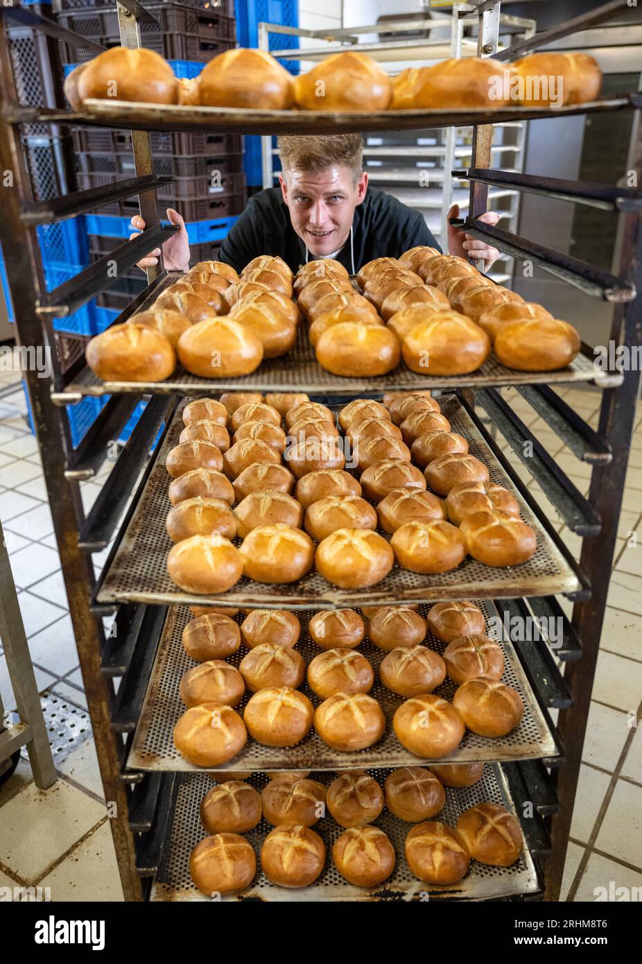 München, Deutschland. Aug. 2023. Bäckermeister Sebastian Brücklmaier steht für eine Fotosession in seiner Bäckerei. In sechster Generation beschäftigt die Brücklmaier Bakery rund 70 Mitarbeiter in fünf Niederlassungen in München und drei in der Umgebung. (An dpa: "Konjunktur konkret - wie sich die maue Lage auf Unternehmen auswirken") Kredit: Peter Kneffel/dpa/Alamy Live News Stockfoto