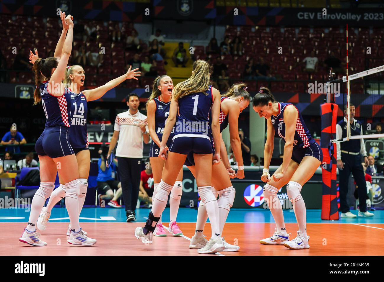 Monza, Italien. Aug. 2023. Kroatien Spieler feiern während des CEV EuroVolley 2023 Frauen Finales Runde Pool B Volleyballspiel zwischen Rumänien und Kroatien in der Arena di Monza. Endnote: Romania-Croazia 3-1 (25-22, 25-21, 23-25, 25-19) Credit: SOPA Images Limited/Alamy Live News Stockfoto