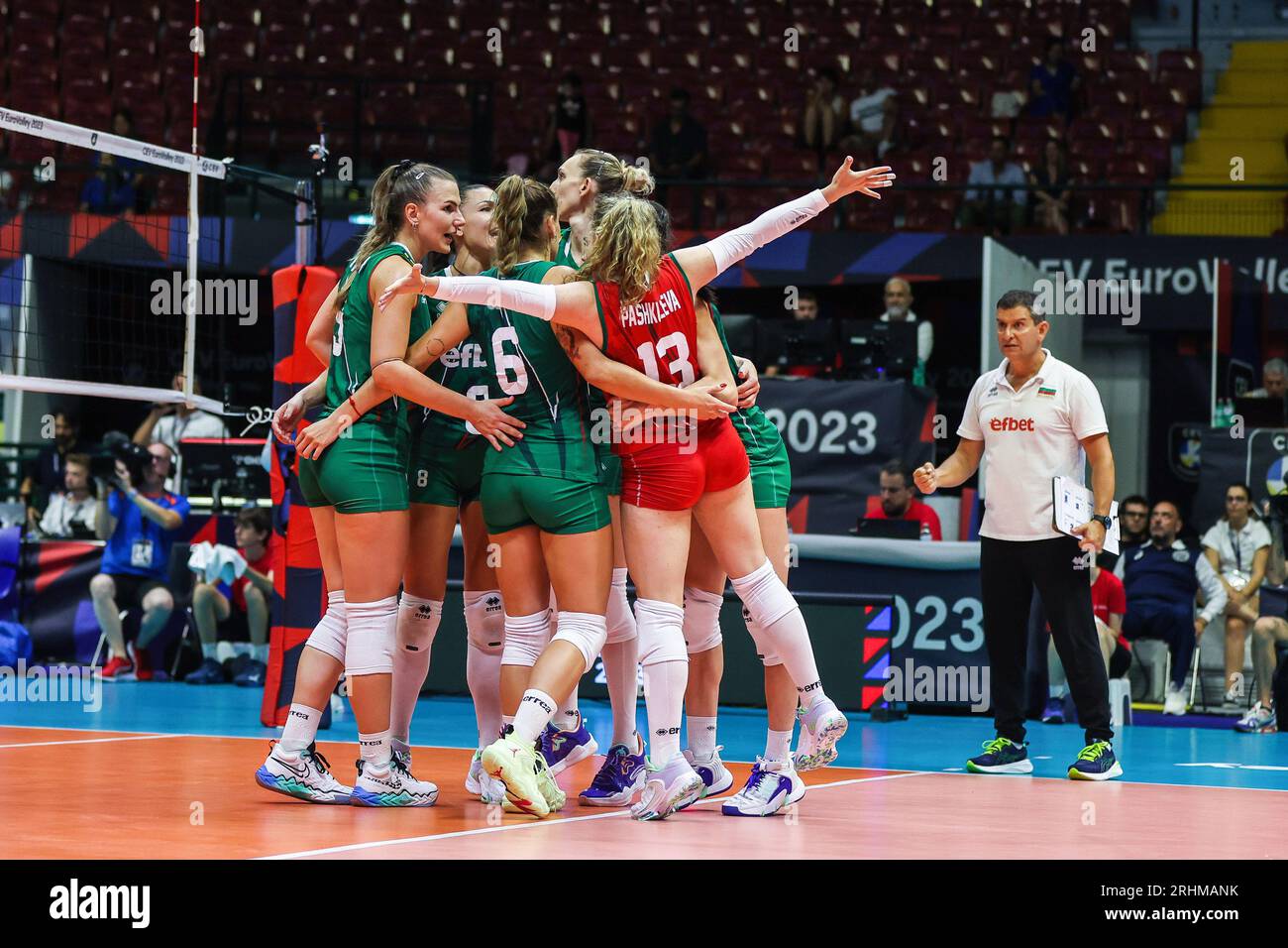 Monza, Italien. Aug. 2023. Bulgarien Spieler feiern einen Punkt beim CEV EuroVolley 2023 Frauen Finale Runde Pool B Volleyballspiel zwischen Bosnien-Herzegowina und Bulgarien in der Arena di Monza. Endnote; Bosnien und Herzegowina-Bulgarien 1-3 (20-25, 19-25, 25-19, 18-25) Credit: SOPA Images Limited/Alamy Live News Stockfoto