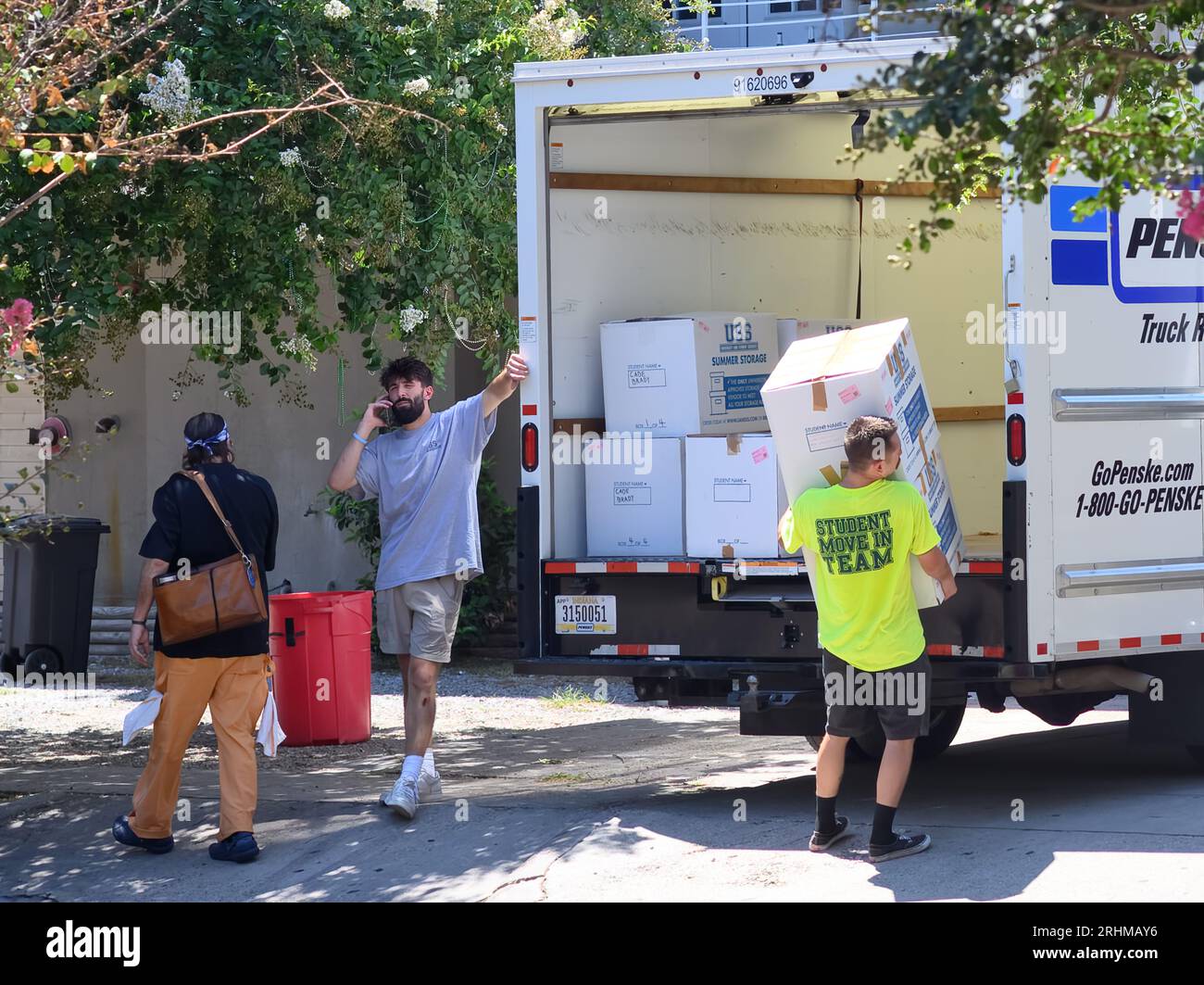 NEW ORLEANS, LA, USA - 17. AUGUST 2023: Arbeiter von der USS (University and Student Services) für Tulane University, die Kisten von LKW zu Wohnung transportieren Stockfoto