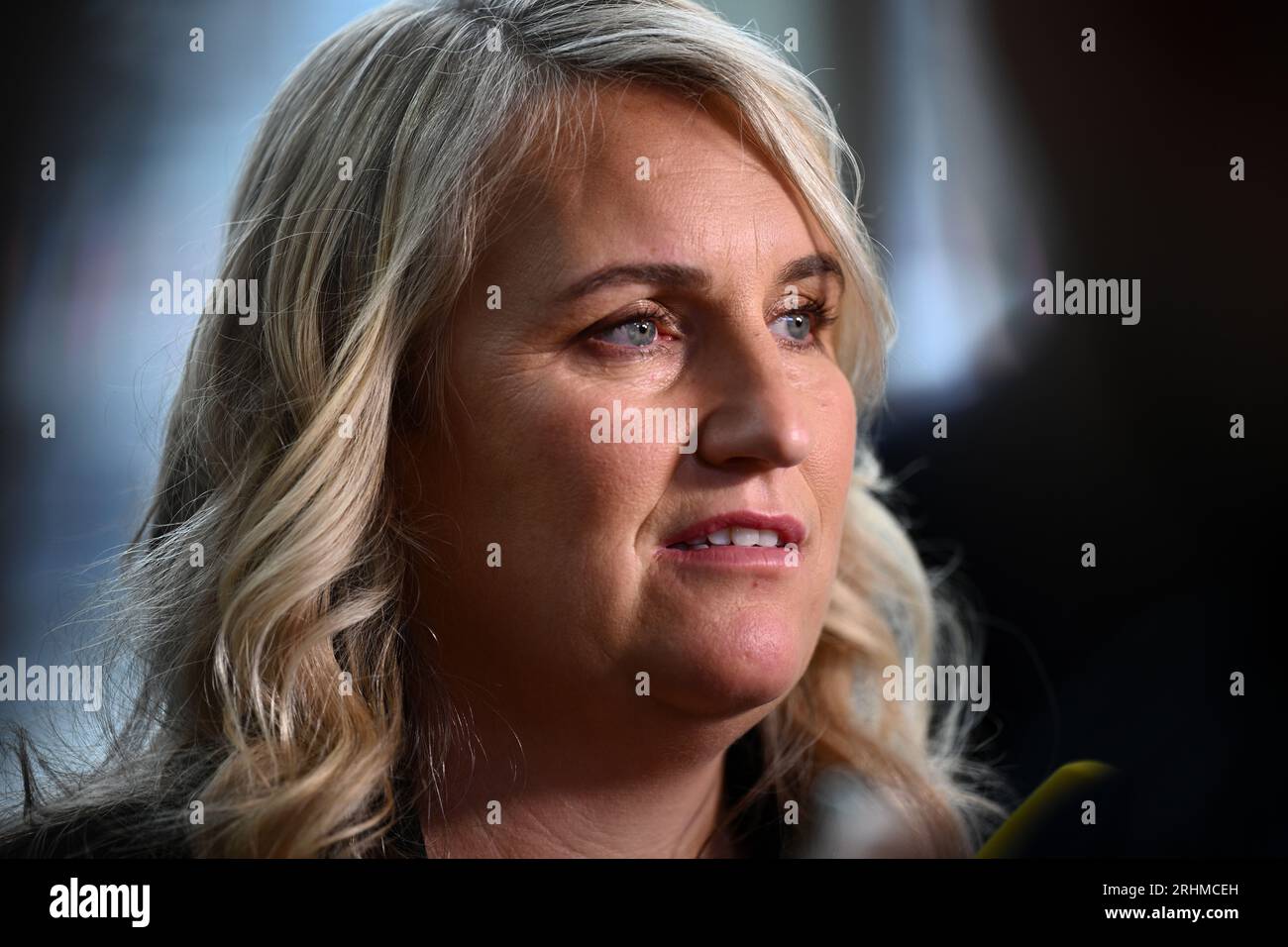 Sydney, Australien. August 2023. Chlelsea Women WSL-Cheftrainerin Emma Hayes spricht während der FIFA Women's Football Convention im International Convention Centre in Sydney, Freitag, den 18. August 2023, mit den Medien. (AAP Image/Dan Himbrechts) KEIN ARCHIVGUTHABEN: Australian Associated Press/Alamy Live News Stockfoto