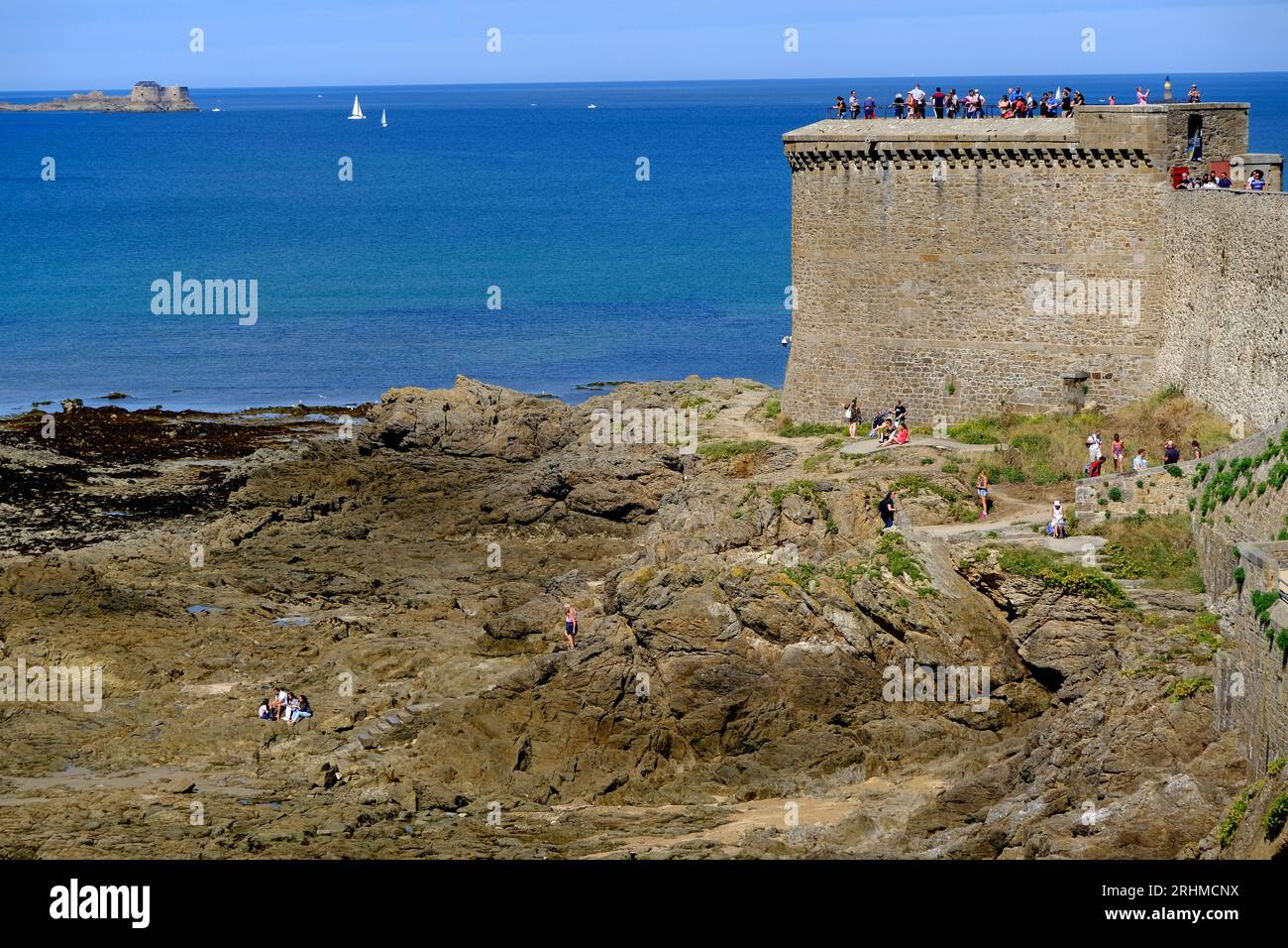 Menschen, die einen Frühlingstag in St. Malo in Frankreich genießen Stockfoto