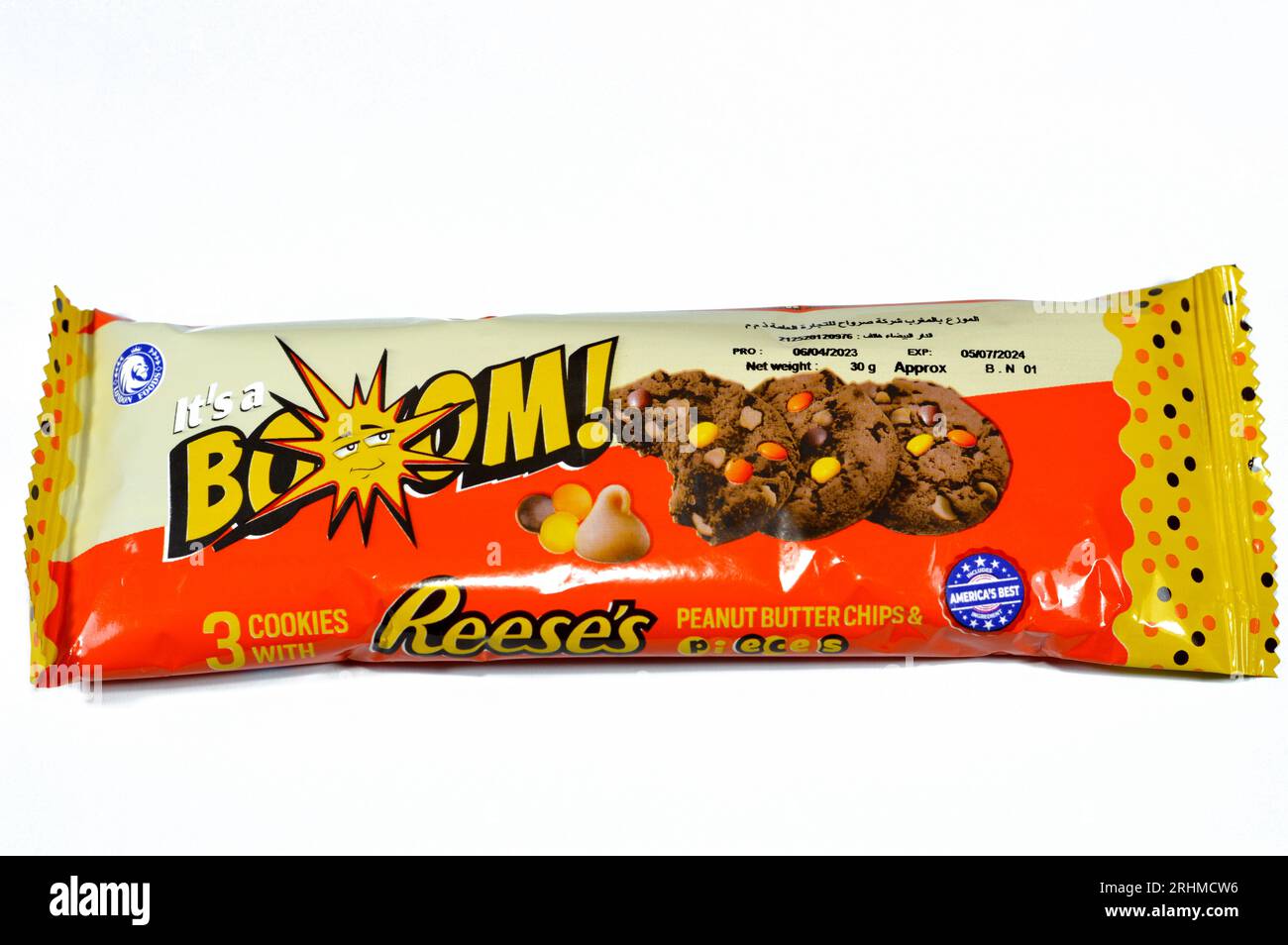 Kairo, Ägypten, 4. August 2023: Reese’s Pieces, Erdnussbutter Cookies sind mit Erdnussbutter, Erdnussbutter Chips und Reese’s Pieces Candy, Delikatesse gefüllt Stockfoto