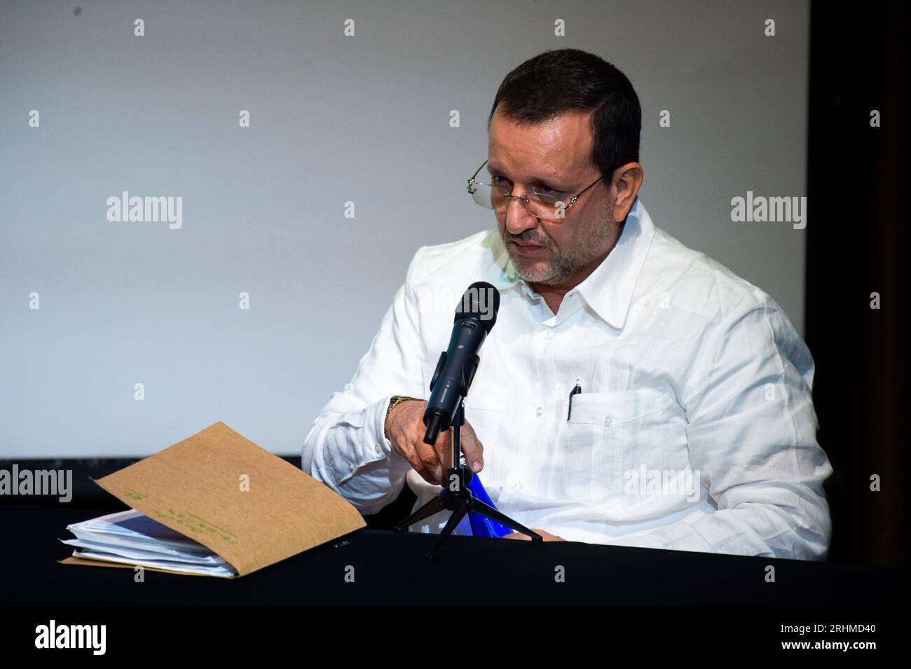 Bogota, Kolumbien. Aug. 2023. Der ehemalige paramilitärische Führer Carlos Mario Jimenez ALIAS „Macaco“ entschuldigt sich bei den Opfern während des Treffens für Wahrheit und Wiederholung, das die kolumbianische Regierung am 17. August 2023 in Bogota, Kolumbien, organisiert hat. Foto: Chepa Beltran/Long Visual Press Credit: Long Visual Press/Alamy Live News Stockfoto