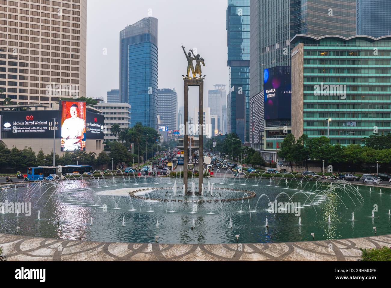 12. Juli 2023: Selamat Datang Monument im Kreisverkehr des Hotels Indonesia im Zentrum von Jakarta, Indonesien. Sie wurde 1962 vom Bildhauer Edhi fertiggestellt Stockfoto