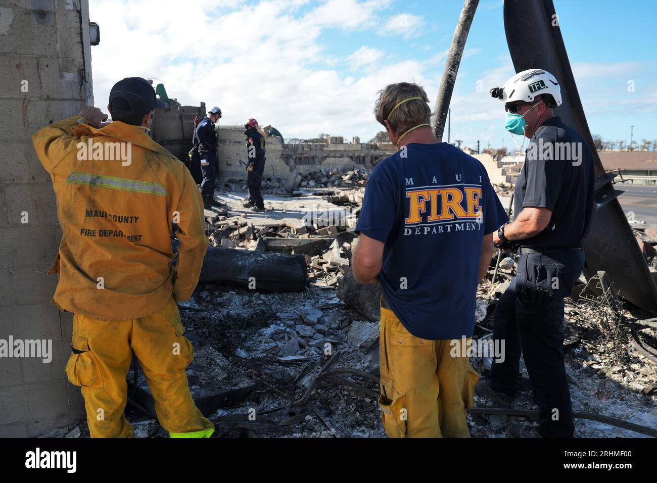 Lahaina, Hawaii (16. August 2023) – FEMA-Teams für Stadtsuche und -Rettung arbeiten mit lokalen Feuerwehren und der Nationalgarde bei den Waldbränden in Hawaii zusammen. Stockfoto