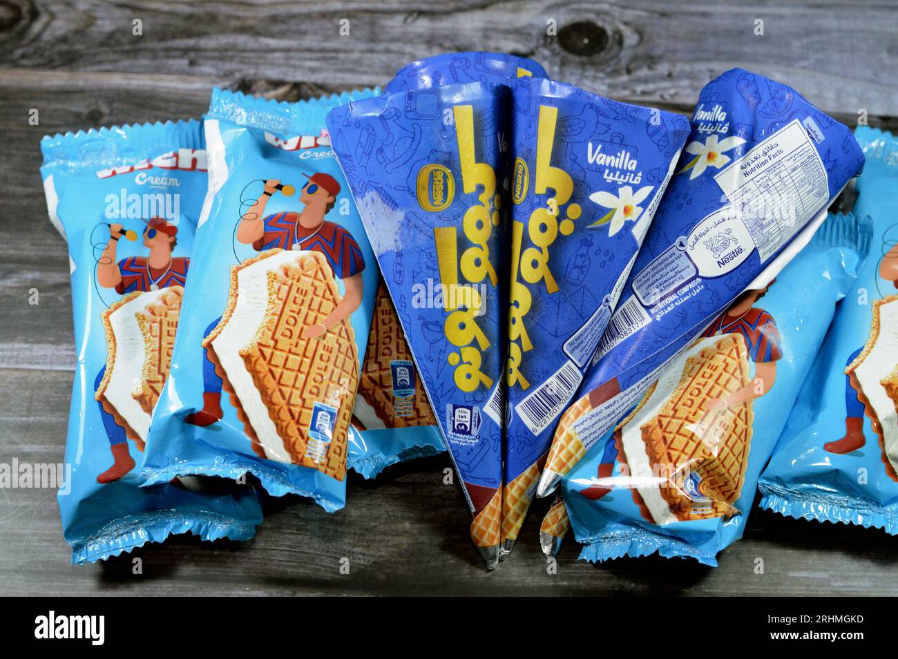 Kairo, Ägypten, 8. August 2023: Kimo Kono Nestle Vanilleeis mit Karamell, Nüssen und Schokoladenstückchen in knusprigen Waffelkonen und Dolce i Stockfoto