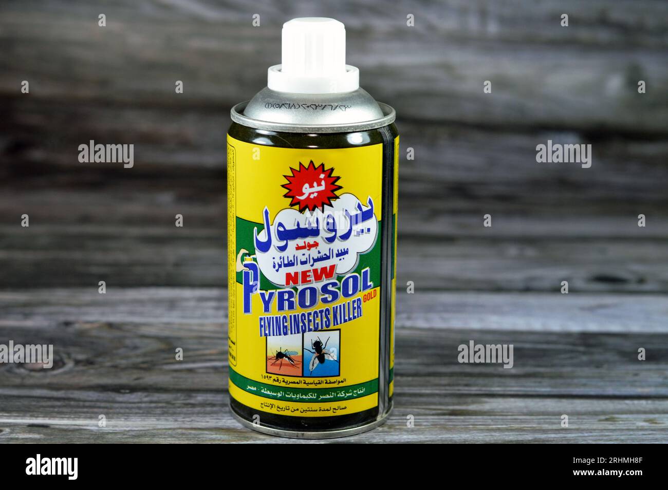Kairo, Ägypten, 4. August 2023: Neues Pyrosol Gold fliegendes Insektenkiller Spray, von Nasr Company for Intermediate Chemicals, tötet häufig gelisteten Haushalt in Stockfoto