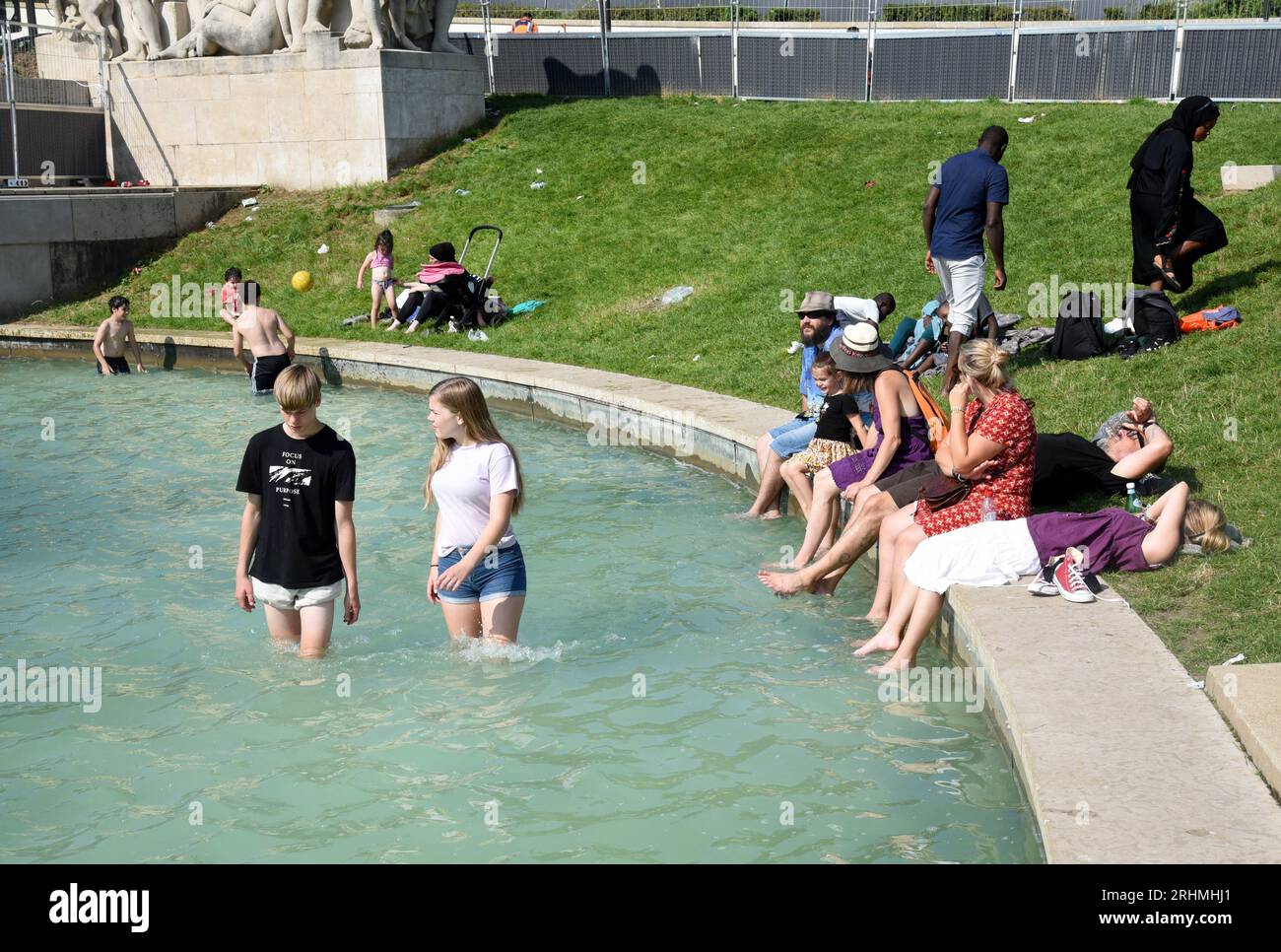 Paris, Frankreich. Aug. 2023. Die Menschen kühlen sich am 17. August 2023 in einem Brunnen am Trocadero am Fuße des Eiffelturms in Paris ab, da Frankreich in den nächsten Tagen von einer frischen Hitzewelle verbrannt wird. Foto von Alain Apaydin/ABACAPRESS.COM Credit: Abaca Press/Alamy Live News Stockfoto