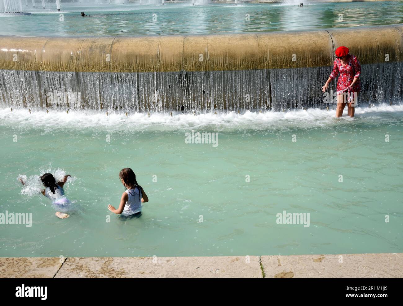 Paris, Frankreich. Aug. 2023. Die Menschen kühlen sich am 17. August 2023 in einem Brunnen am Trocadero am Fuße des Eiffelturms in Paris ab, da Frankreich in den nächsten Tagen von einer frischen Hitzewelle verbrannt wird. Foto von Alain Apaydin/ABACAPRESS.COM Credit: Abaca Press/Alamy Live News Stockfoto