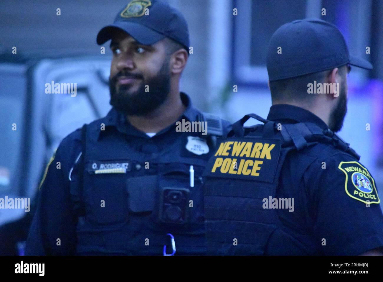 Newark, Usa. Aug. 2023. Newark Polizei am Ort des Schießereignisses. Insassen von zwei Fahrzeugen schossen aufeinander. Kugeln schlugen einen Mann und der Mann wurde für tot erklärt. Der Mann lag neben einem Fahrzeug, in dem Schusslöcher waren. Andere wurden dem Vernehmen nach von Schusswaffen getroffen, obwohl dies zu diesem Zeitpunkt noch nicht offiziell bestätigt wurde. Der Tatort ereignete sich auf der South 20th Street und der 18th Avenue. Die Staatsanwaltschaft von Essex County ermittelt. Quelle: SOPA Images Limited/Alamy Live News Stockfoto