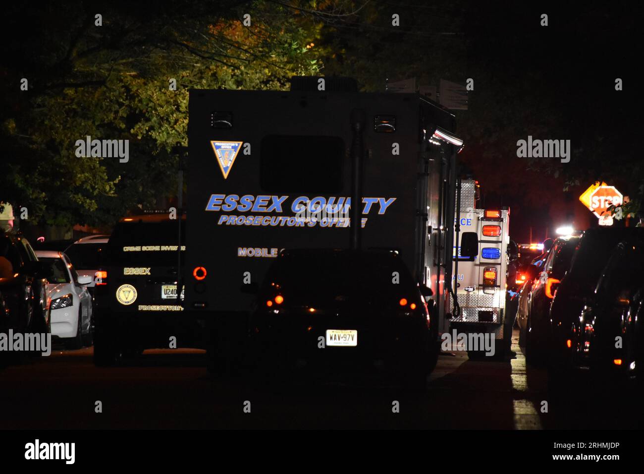 Newark, Usa. Aug. 2023. Staatsanwaltschaft Essex County und Polizei Newark am Tatort. Insassen von zwei Fahrzeugen schossen aufeinander. Kugeln schlugen einen Mann und der Mann wurde für tot erklärt. Der Mann lag neben einem Fahrzeug, in dem Schusslöcher waren. Andere wurden dem Vernehmen nach von Schusswaffen getroffen, obwohl dies zu diesem Zeitpunkt noch nicht offiziell bestätigt wurde. Der Tatort ereignete sich auf der South 20th Street und der 18th Avenue. Die Staatsanwaltschaft von Essex County ermittelt. Quelle: SOPA Images Limited/Alamy Live News Stockfoto