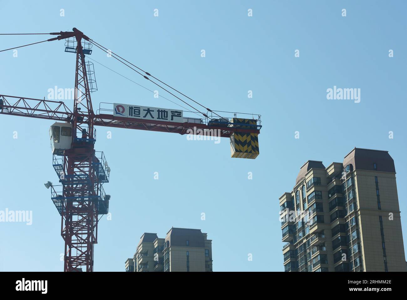 HANGZHOU, CHINA - 18. AUGUST 2023 - das Logo von Evergrande Real Estate ist auf der Baustelle eines Immobilienprojekts in Hangzhou, Zhejiang, zu sehen Stockfoto