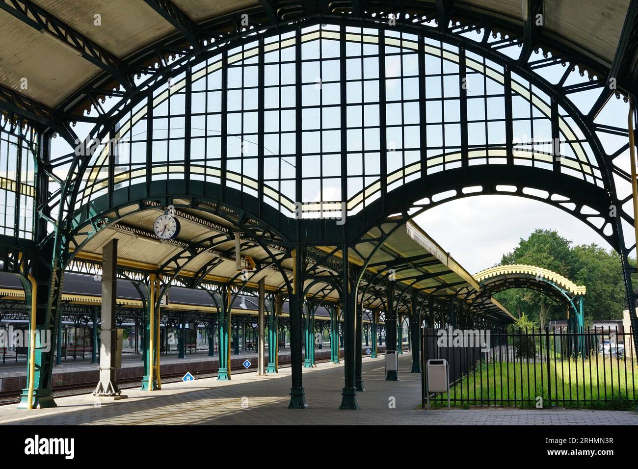 Den Bosch, Niederlande - 15. August 2023: Bahnsteig am Bahnhof mit Sonnenlicht durch die alten Bleifenster (Buntglas) Stockfoto
