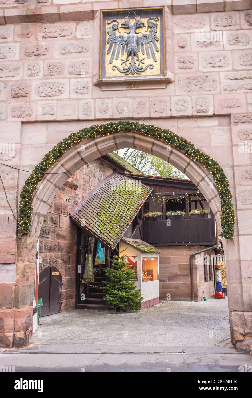 Wahrzeichen von Nürnberg. Bogengang zur Nürnberger Altstadt. Stadttor mit kaiserlichem Wappen. Mittelalterliche Architektur. Eintritt zum Handwerkerhof. Stockfoto