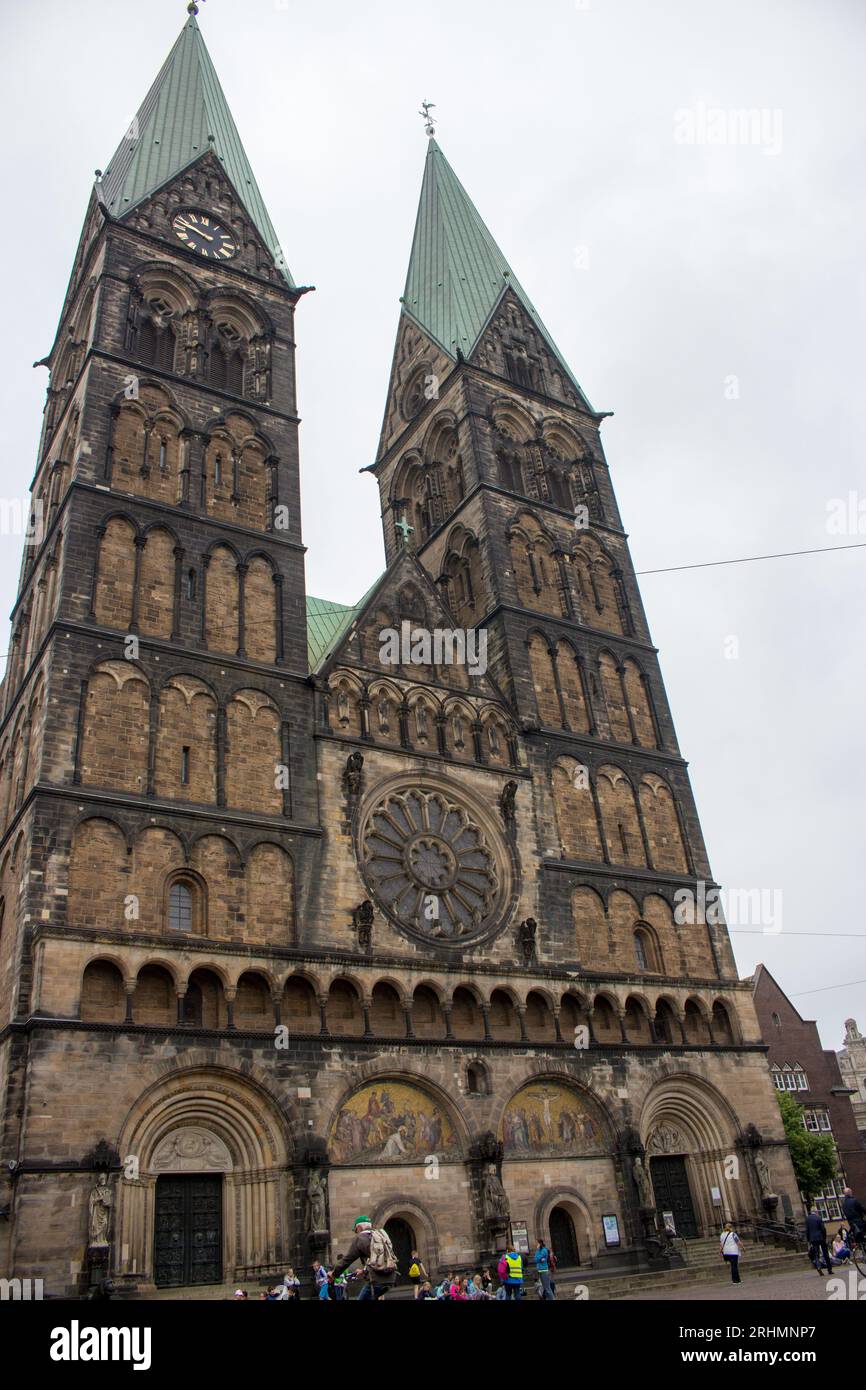 St. Peter's Catherdal in Bremen, Deutschland. Katholische Ziegelfassade am grauen Himmel. Der mittelalterliche Dom am Marktplatz, Bremen. Stockfoto